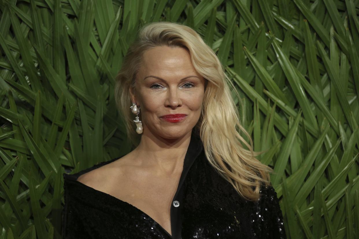 Pamela Anderson erklärte auf Twitter in Gedichtform die Misere der Männerwelt. (Bild: Joel C Ryan/Invision/AP)