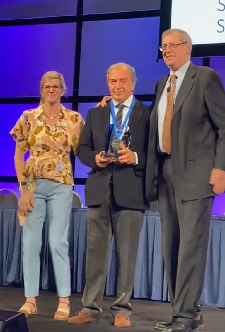 Roberto Zaldivar se convirtió en el primer profesional no estadounidense en recibir el máximo premio de la oftalmología de Estados Unidos