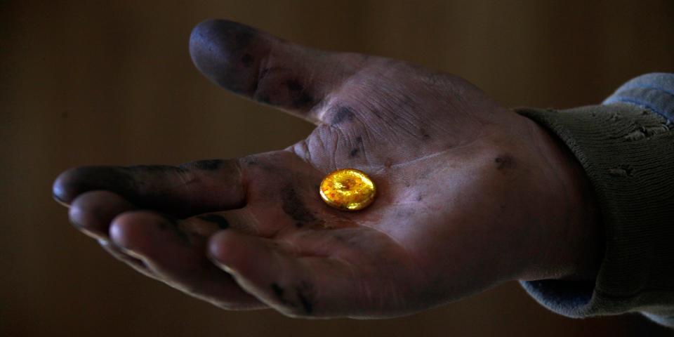 Ein Kleinschürfer hält sein Gold, das in einer Verarbeitungsanlage rund 100 km nördlich der mongolischen Hauptstadt Ulan Bator zusammengeschmolzen wurde, am 5. April 2012.  - Copyright: REUTERS/David Gray