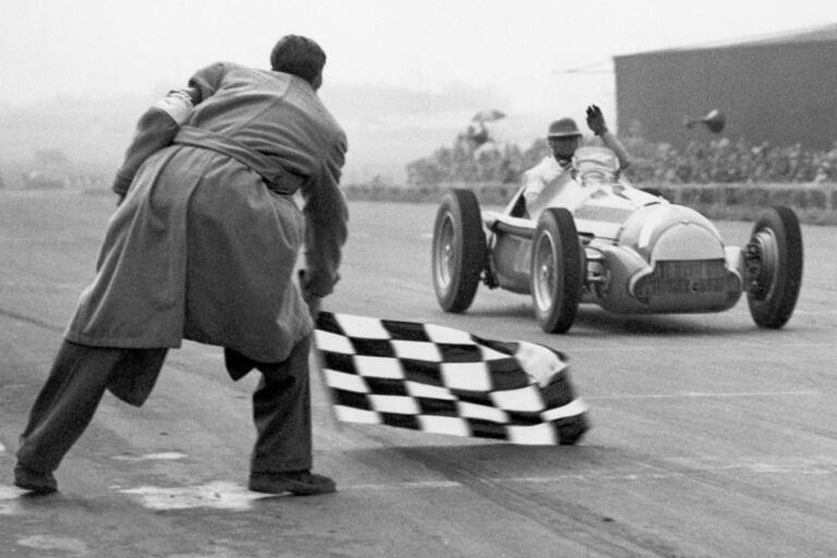 La Alfetta de Fangio recibe la bandera a cuadros en el Gran Premio de Gran Bretaña de 1951; fue el auto de su primer título mundial y su peso rozaba los 630 kilos