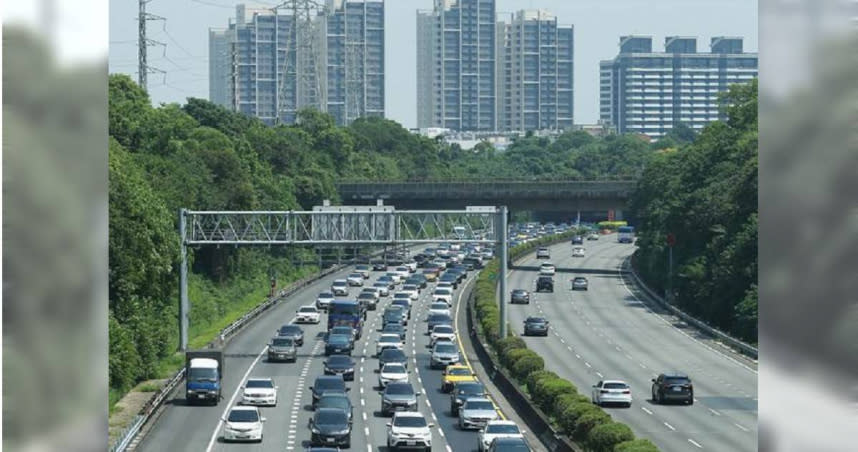 中秋連續假期第二天，國道3號南下19日上午湧現車潮，大溪-龍潭路段出現車多壅塞的情形。（圖／陳怡誠攝）