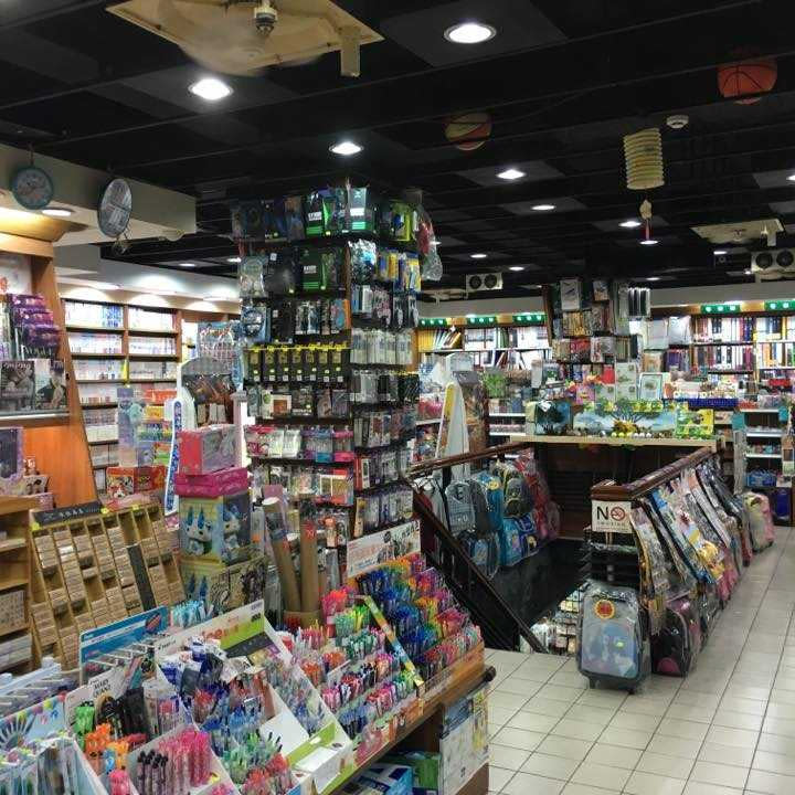 店內琳瑯滿目的玩具、文具、禮品和圖書是永業書店特色，深受鄰近中小學生及觀光客歡迎。（圖／翻攝臉書）