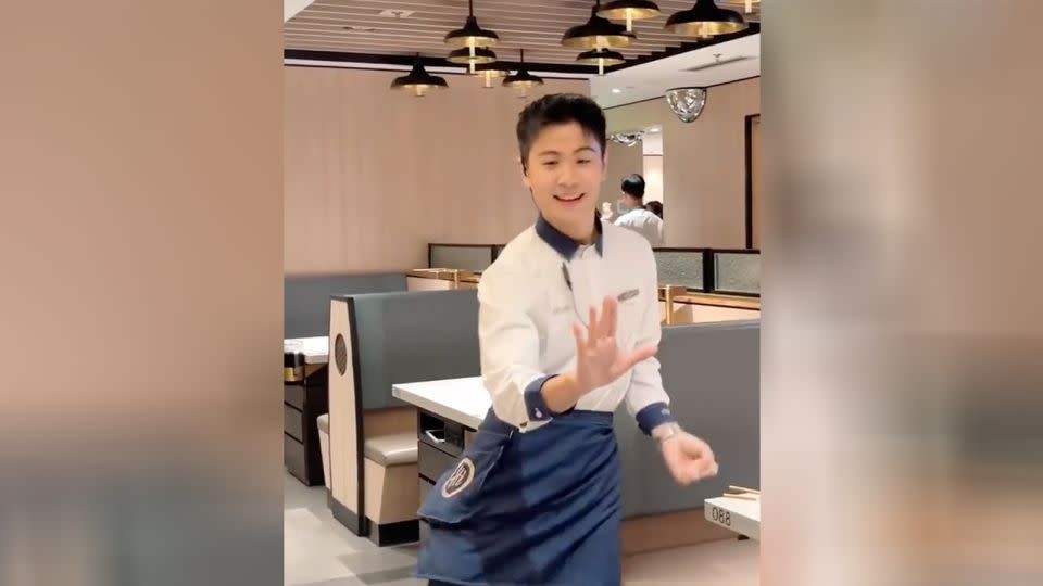 Another Haidilao waiter performs the "kemusan" dance. - @Yuletanshen/Weibo