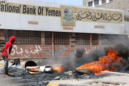 Protesters block a street with burning tires after the Yemeni Riyal has severely plunged against foreign currencies, in Aden, Yemen September 2, 2018. REUTERS/Fawaz Salman