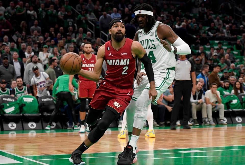 El jugador del Heat Gabe Vincent entra al aro ante la marca de Robert Williams III, de los Celtics, en el primer partido de la Final de la Conferencia Este, celebrado el 17 de mayo de 2023 en Boston. Bob DeChiara-USA TODAY Sports