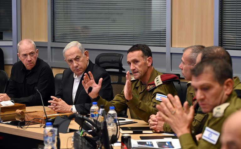 El primer ministro de Israel, Benjamin Netanyahu, y el ministro de Defensa, Yoav Gallant, realizan una evaluación de seguridad en el Kirya en Tel Aviv.