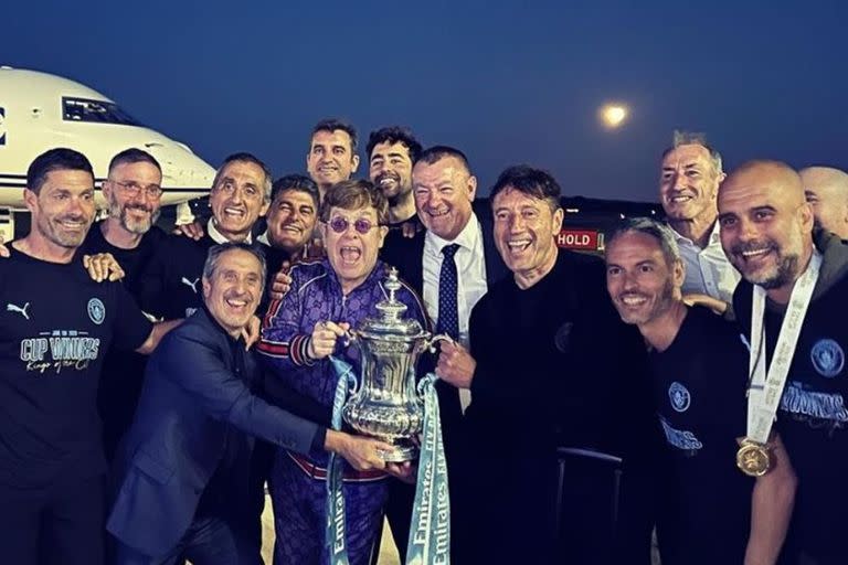 Elton John recibiendo al plantel del Manchester City tras salir campeón