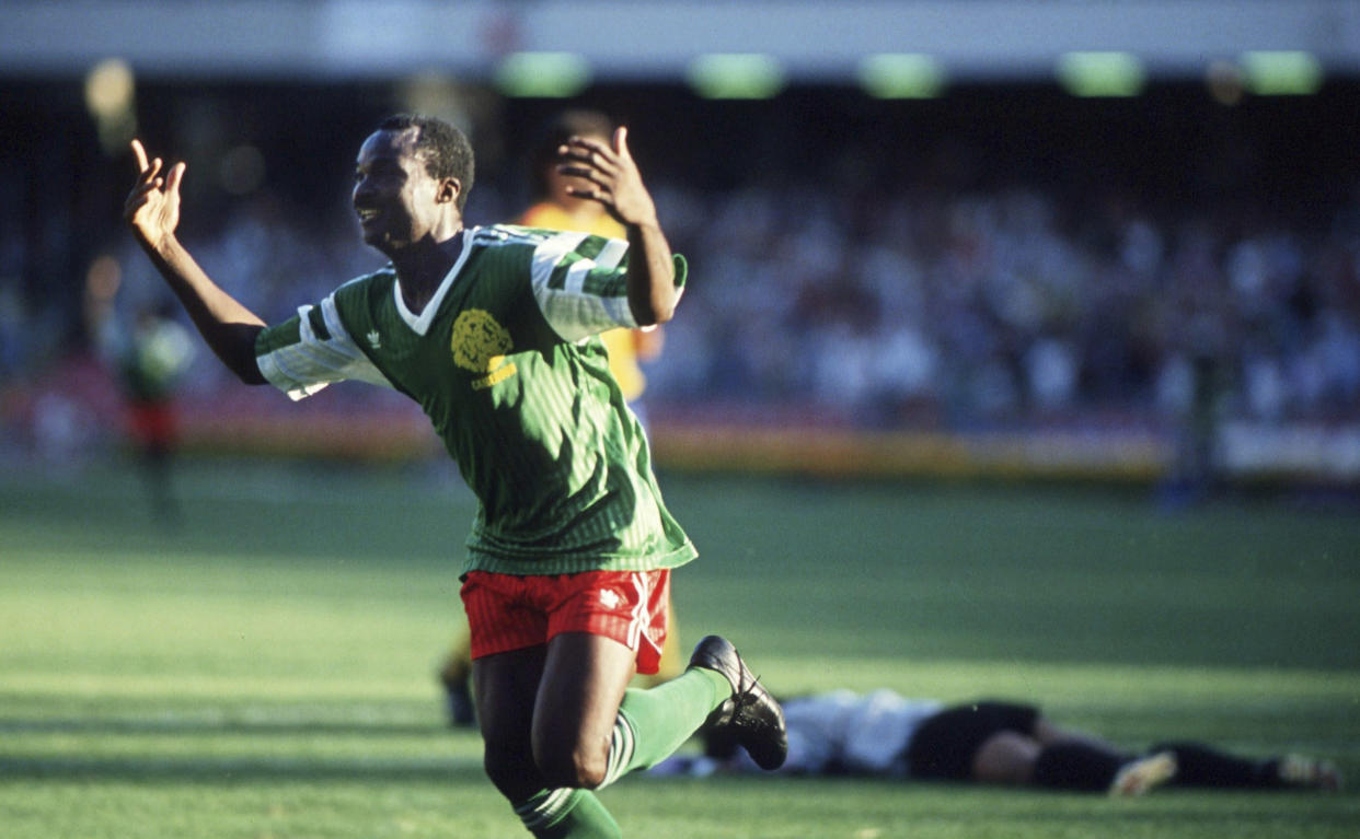 Roger Milla celebra un gol contra Colombia en Italia 90. Foto: Bongarts/Getty Images.