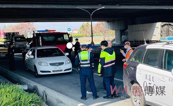 （觀傳媒雲林新聞）【記者蘇榮泉／雲林報導】為避免已被註銷號牌的車輛繼續上路，危害其他用路人的安全，雲林縣政府、監理所、停管單位及警察機關攜手合作，共同建立了註銷號牌通報機制。一旦發現註銷車輛停放在停車格內，即刻通報相關單位進行取締、拖吊和收回車牌。同時，各方還協作進行監警聯合稽查和取締行動，並透過警方攔查及跨機關合作方式，嚴格執法收繳註銷號牌，最高可處以1萬8000元罰鍰。