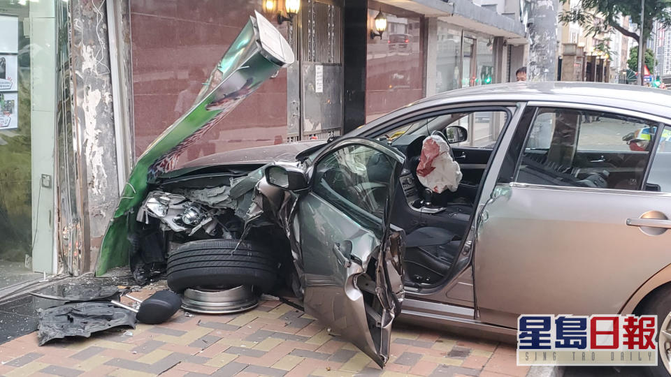 私家車衝上行人路再撞毀商鋪。