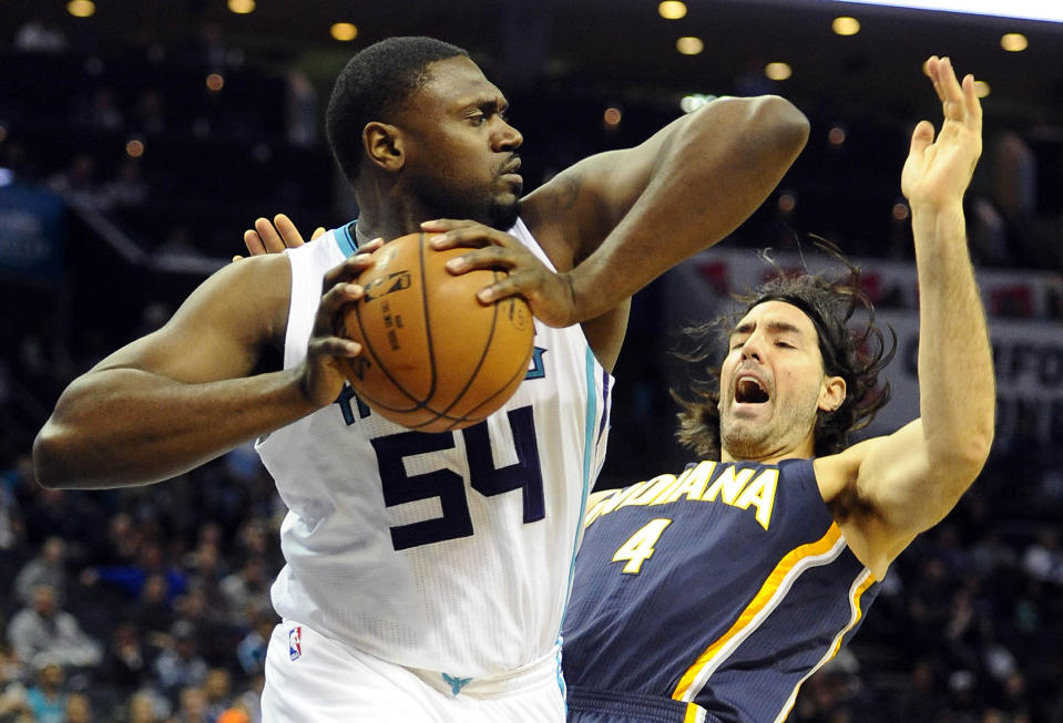 Jason Maxiell con los Charlotte Hornets ante Luis Scola / Foto: Getty Images