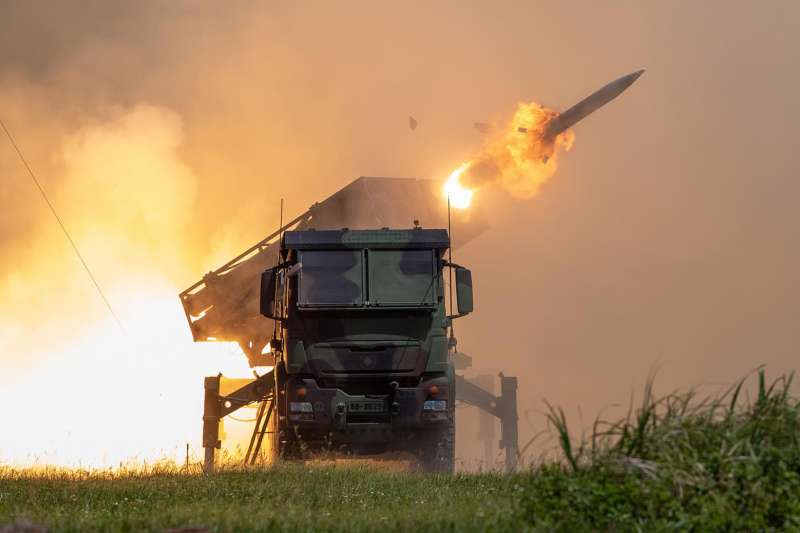 20200605-陸軍雷霆2000多管火箭實彈射擊。（取自青年日報）