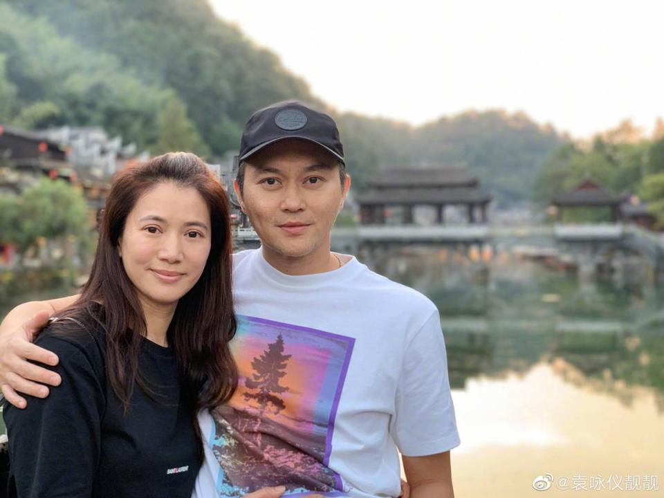 張智霖與袁詠儀結婚多年感情仍甜蜜，但唯獨在李敏鎬面前，張智霖完敗。（翻攝袁詠儀微博）