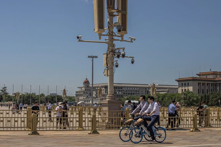 Una patrulla de policía en Xichang, provincia de Sichuan. Un programa informático permite a las autoridades chinas seleccionar a personas según ideas preconcebidas sobre sus rasgos.