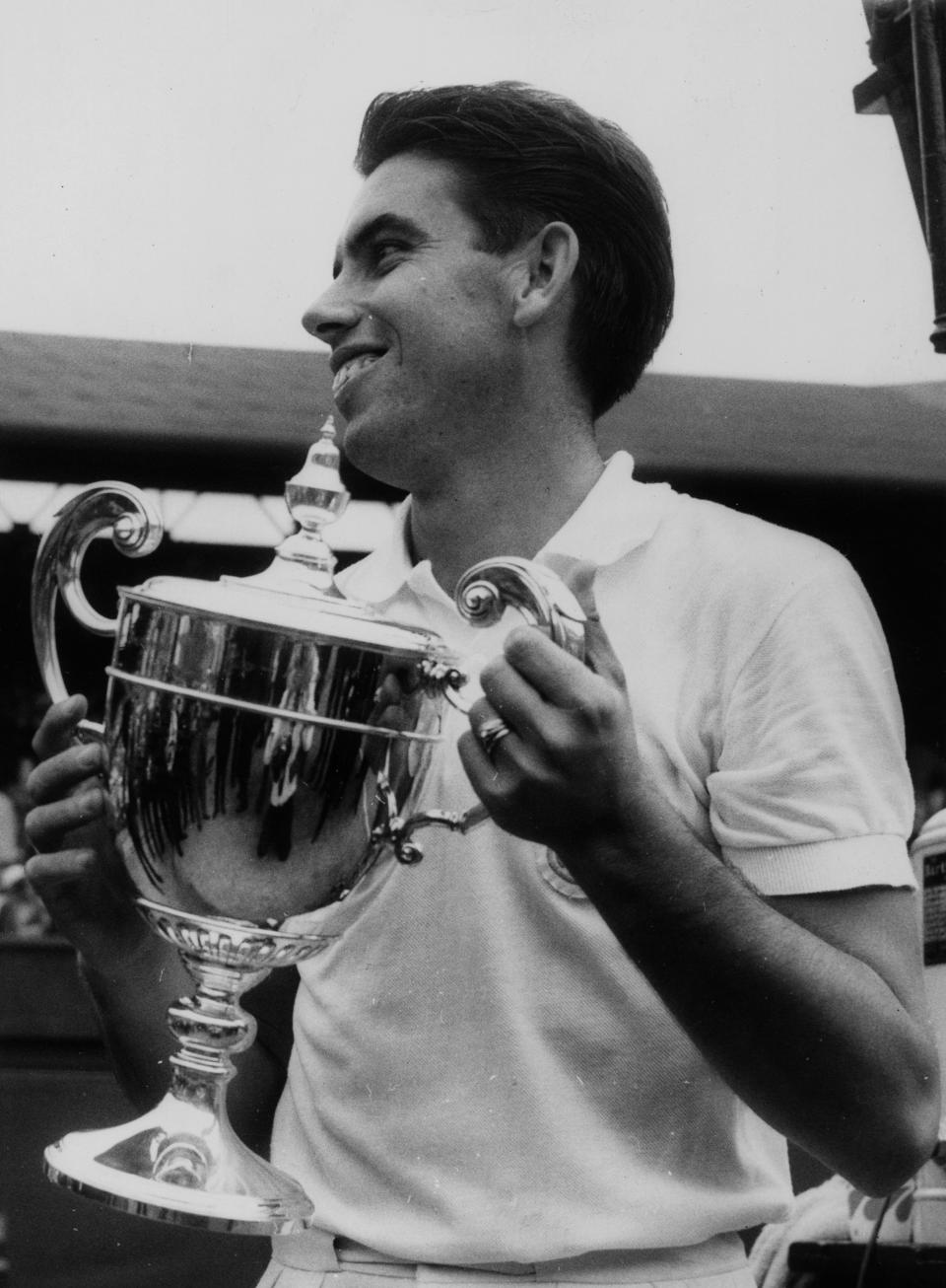 Manolo Santana, el primer español en ganar Wimbledon, levanta la copa con la piña en 1966. (Foto: Leonard Burt / Central Press / Getty Images).