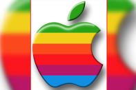 <b>Das Apple-Logo</b><br><br>Mehr Kunst als Markenzeichen. Das erste Logo war eine Zeichnung, die aussah wie ein barocker Kupferstich: Isaac Newton saß unter einem Apfelbaum. Zu kleinteilig, erkannte Apple schnell und nahm 1977 die in Regenbogenfarben gestreifte Silhouette eines Apfels mit Biss. Das Logo prangt bis heute auf den Produkten, nur ist es mittlerweile schwarz. (Bild: Rex Features)