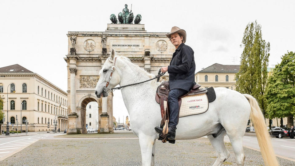 Hollywood-Star Kevin Bacon präsentierte seine neue Serie "I Love Dick" am Dienstag in München. Beste Unterhaltung war garantiert, doch auf Nachfrage von Heiner Lauterbach wurde es ernst im Saal...