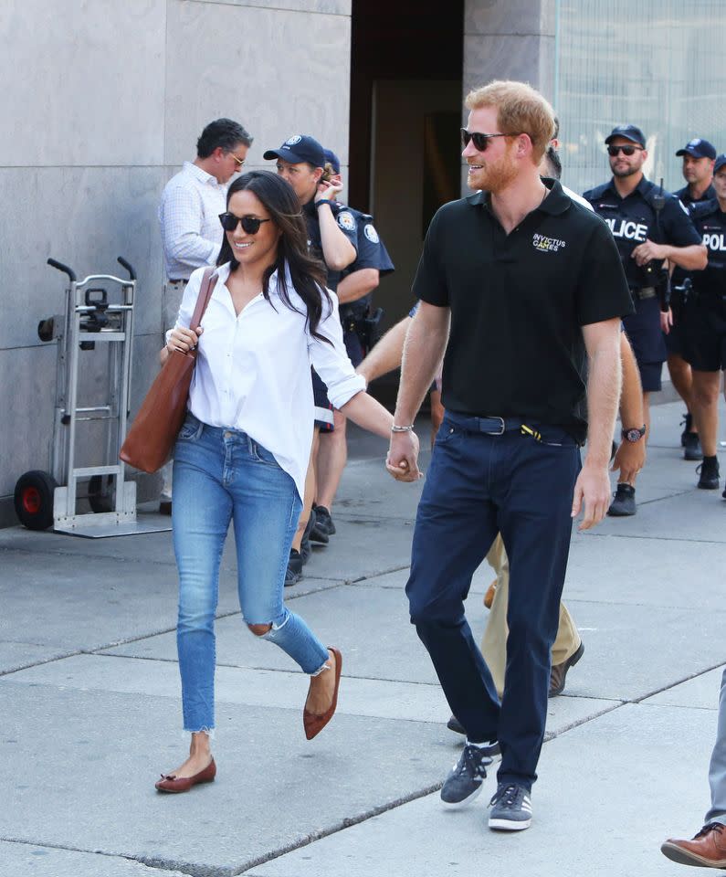 <p><span><span><span>Auch in lockerem Alltagsoutfit sieht Meghan noch aus wie ein Supermodel: Als sie und ihr Verlobter 2017 bei den Invictus-Spielen in Toronto waren, bezauberte sie in einem Shirt von Misha Nonoo, Jeans von Mother Denim, Schuhen von Sarah Flint und einer Tote-Bag. (Bild: Splash)</span></span></span> </p>