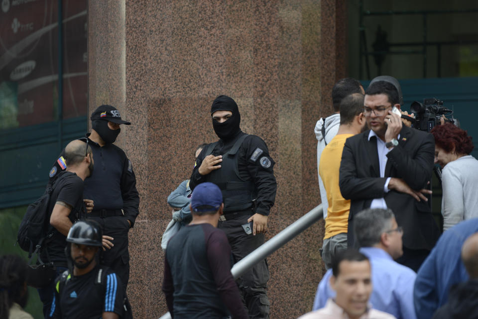 Venezuelan security officers block the entrance into the building where the offices of Venezuela's opposition leader Juan Guaido are located, in Caracas, Venezuela, Tuesday, Jan. 21, 2020. (AP Photo)