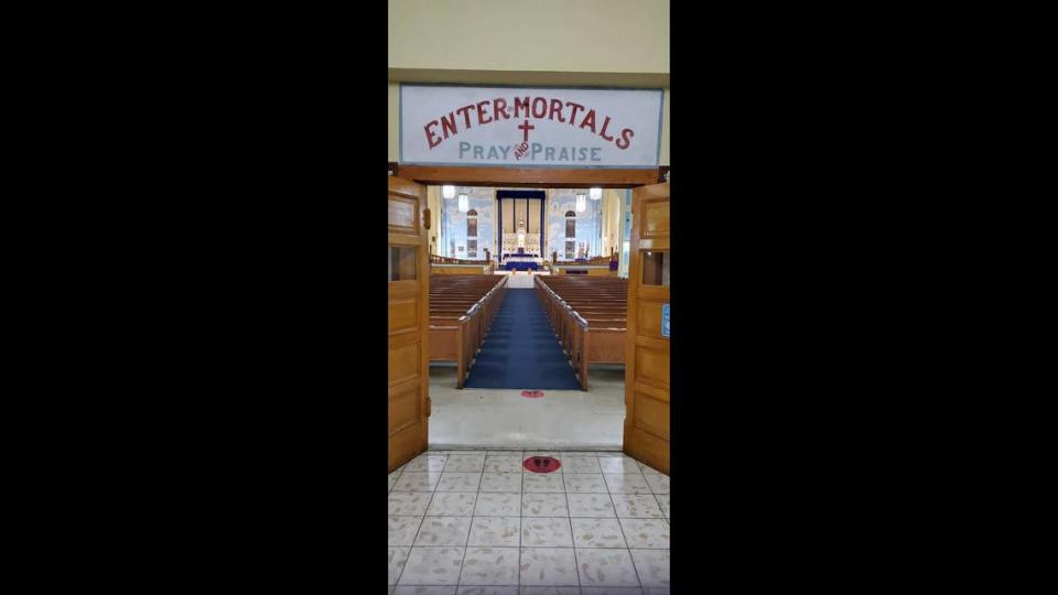 Un cartel de bienvenida en la histórica Saint Agnes Episcopal Church en Overtown.