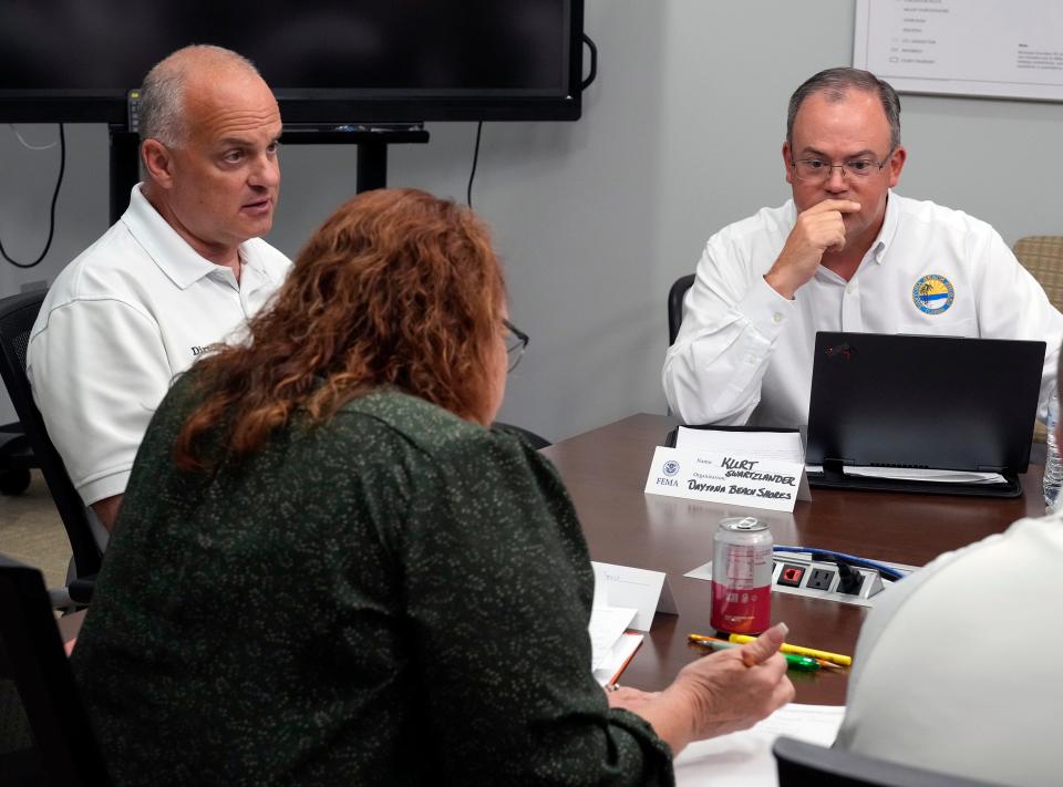 El administrador de la ciudad de Daytona Beach Shores, Kurt Swartzlander, a la derecha, participa en el Curso de Gestión Integrada de Emergencias de FEMA en el Centro de Operaciones de Emergencia, el miércoles 17 de abril de 2024.