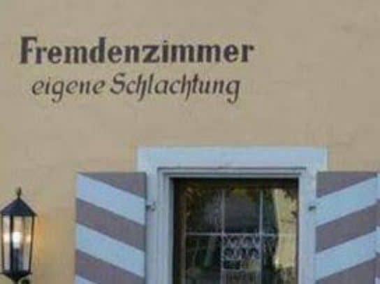 <p>Es zahlt sich aus, nur beim Metzger des Vertrauens einzukaufen. Diese Werbung eines Fleischers macht dann aber doch etwas stutzig – Fremdenzimmer und eigene Schlachtung im selben Haus? Wir fahren dann mal lieber weiter. (Bild: Twitter/lo_scrittore) </p>