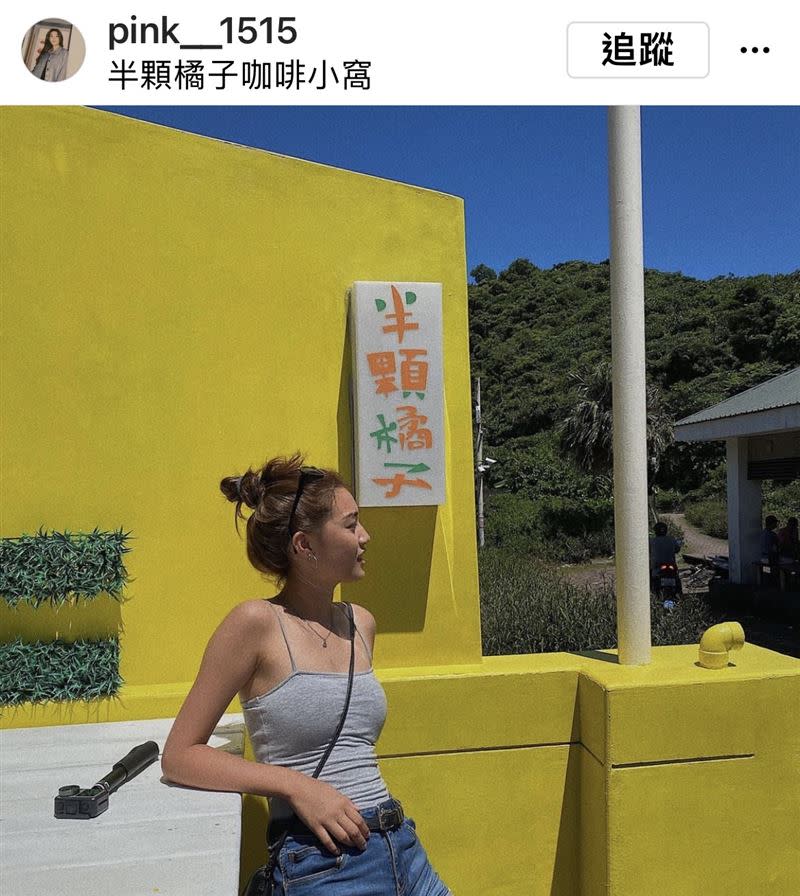 顯眼可愛的黃色小屋開在海邊，格外可愛。（圖／IG pink__1515提供）