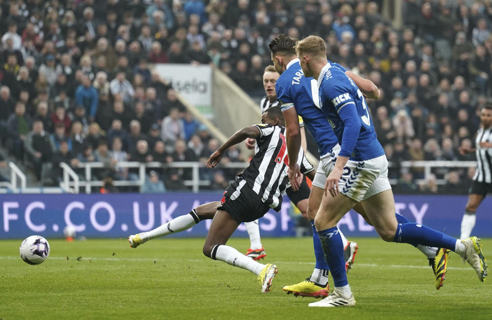 Newcastle United's Alexander Isak, centre, scores their side's first goal during the English Premier League soccer match between Newcastle United and Everton at St. James' Park, inNewcastle, England, Tuesday, April 2, 2024. (Owen Humphreys/PA via AP)