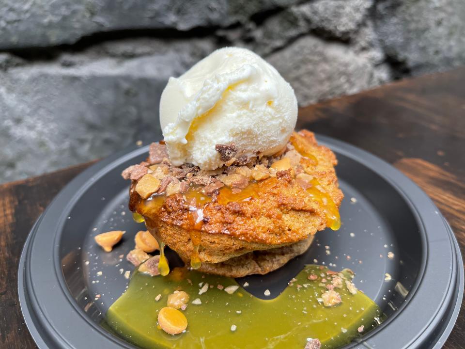 butterbeer donut sundae from wizarding world at universal