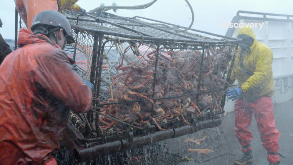捕蟹工作艱辛，得面對氣候、浪況等各種挑戰。（圖／Discovery）