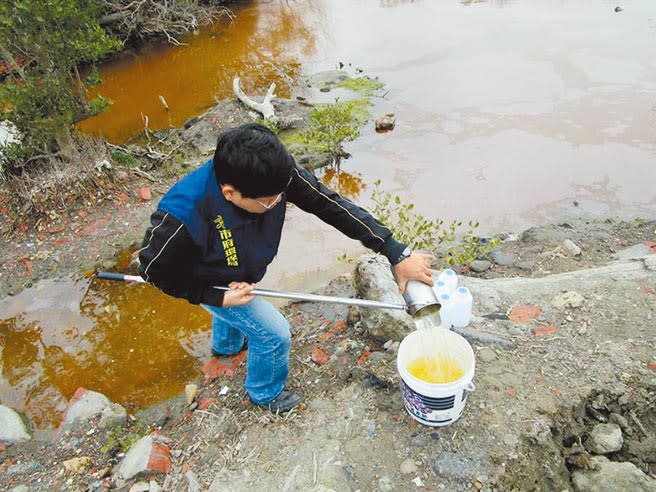 2016年林園地區有魚塭業者使用「氯化鐵」清洗魚池，洗後直接排放，導致當地溼地公園潟湖全面染紅，水母魚類一夜之間大量滅絕。（本報資料照／袁庭堯高雄傳真）