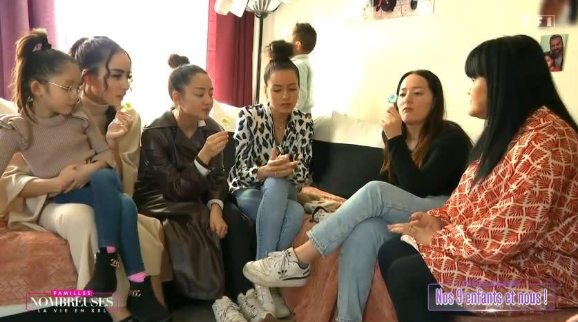 Capture écran TF1 direct/Familles Nombreuses 
Les filles Gayat parlent de leur projet professionnel