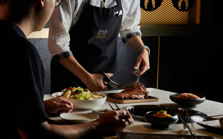 燒肉風間提供燒肉職人代烤服務，讓顧客可以吃到熟度適中最美味的肉品。（圖／燒肉風間提供）