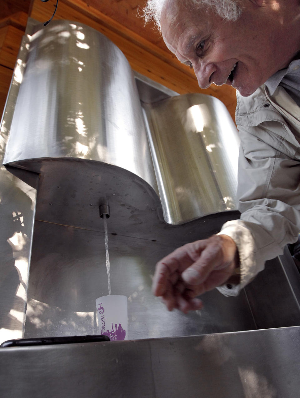 A man uses the original sparkling water fountain in 2010.&nbsp; (Photo: PATRICK KOVARIK via Getty Images)