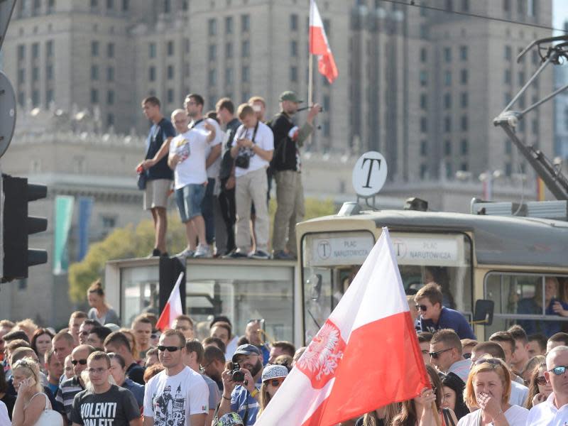 Tausende Menschen standen schweigend auf den Plätzen und großen Verkehrskreuzungen der polnischen Hauptstadt. Foto: Bartlomiej Zborowski