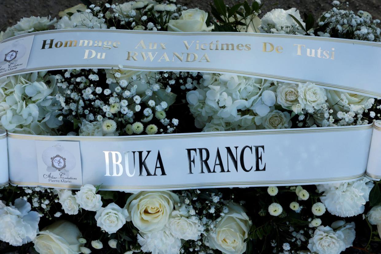 Des fleurs offertes par l'association Ibuka France lors d'une cérémonie de commémoration du génocide rwandais, le 7 avril 2021 à Paris - LUDOVIC MARIN / AFP