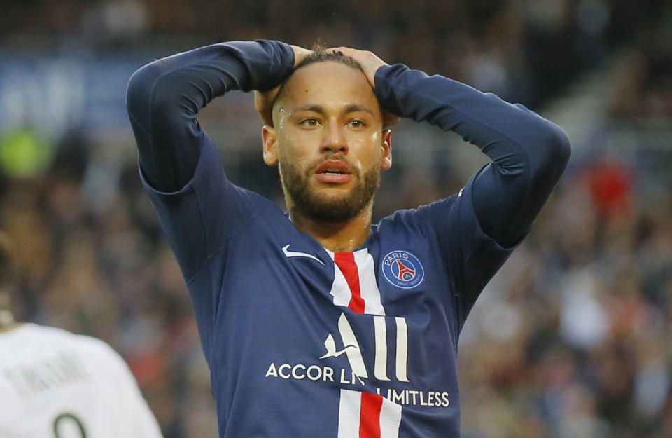 El delantero brasileño Neymar lamenta haber fallado una oportunidad de gol del PSG' en el partido de la liga francesa ante Angers, en el estadio Parc des Princes en París, el sábado 5 de octubre de 2019. (AP Foto/Michel Euler)