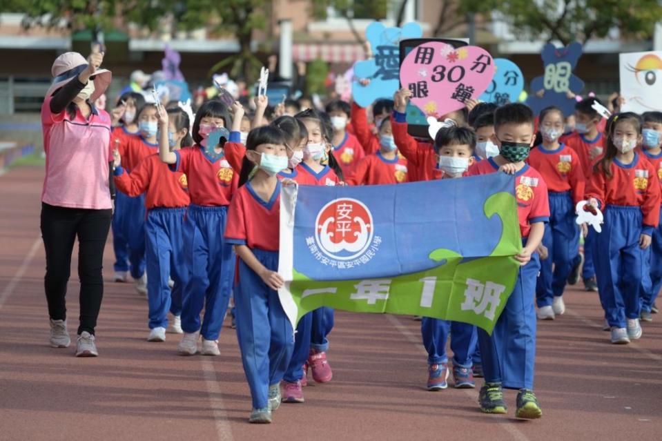 安平國小校慶活動由創意主題進場揭開序幕。（<a class="link " href="https://tw.news.yahoo.com/tag/安平國小" data-i13n="sec:content-canvas;subsec:anchor_text;elm:context_link" data-ylk="slk:安平國小;sec:content-canvas;subsec:anchor_text;elm:context_link;itc:0">安平國小</a>提供）