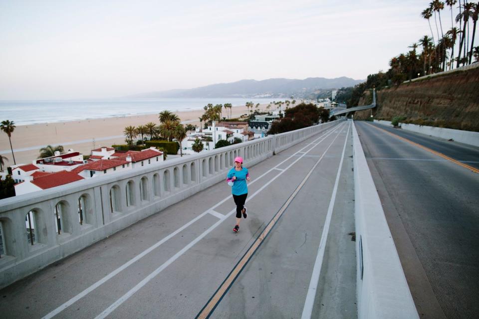 Cooler geht es nicht: Venice Beach, wo einst schon Arnold Schwarzenegger seine Muckis stärkte, bietet atemberaubende Laufstrecken am Strand und jede Menge buntes Leben. (Bild: Ashley Barker/Wings for Life World Run)