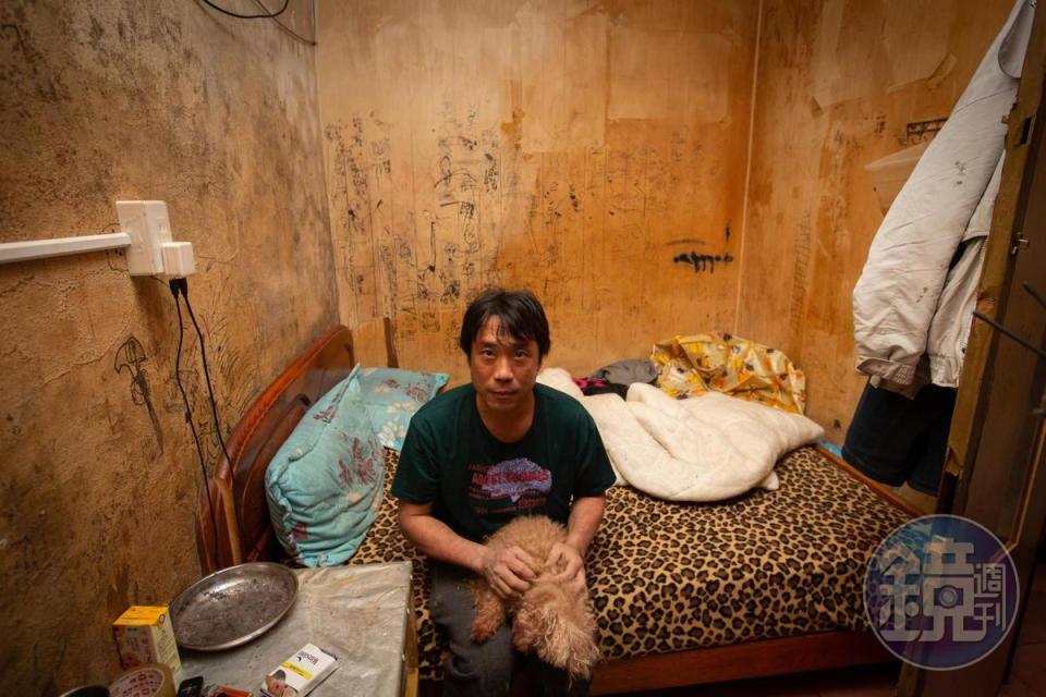 平時，陳青旭和大姊夫、愛犬「油麵」睡一個房間。5年前，陳青旭在工地附近撿到這隻眼瞎的繁殖犬，他不忍心，便將牠帶回家。