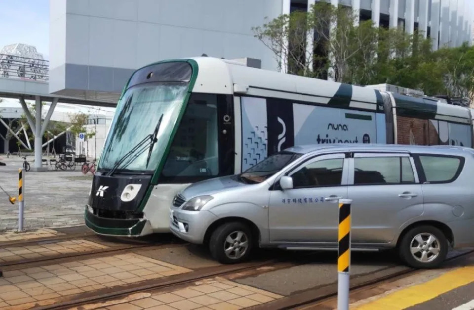 一列高雄輕軌列車，在C11與C10站之間，英雄路口與一輛汽車發生碰撞。（記者陸瓊娟攝）