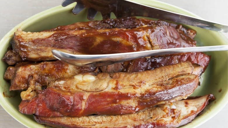 spare ribs with barbecue sauce