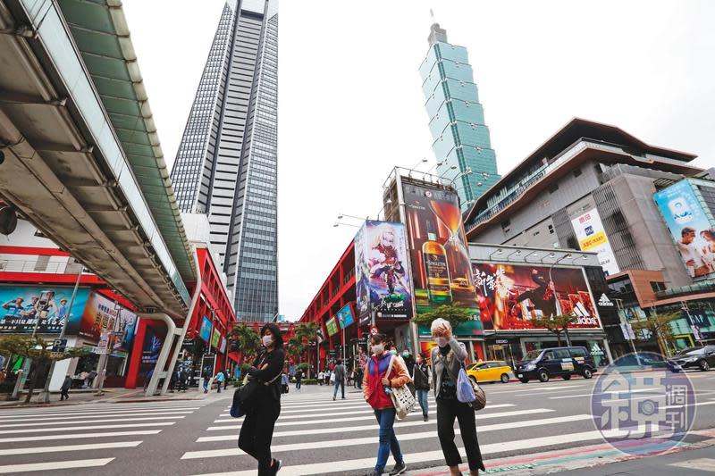 民眾現在大多無心出門消費，就連台北信義區人潮也不如以往。