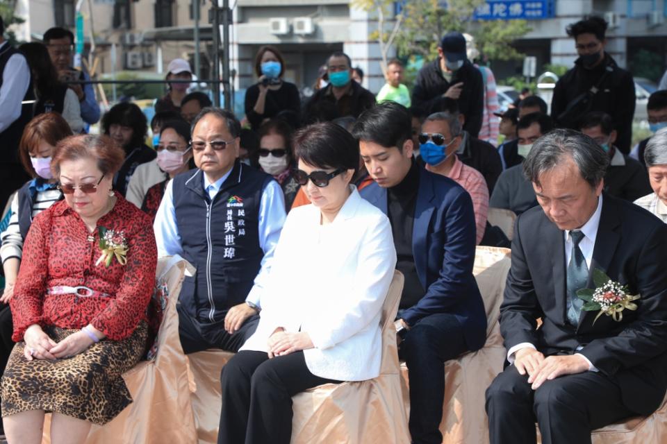 《圖說》市長盧秀燕帶領民眾默哀追思。