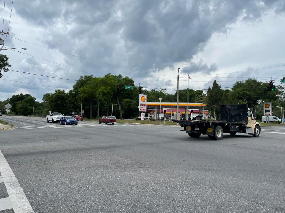 Intersection of NE 14th Street and 25th Avenue