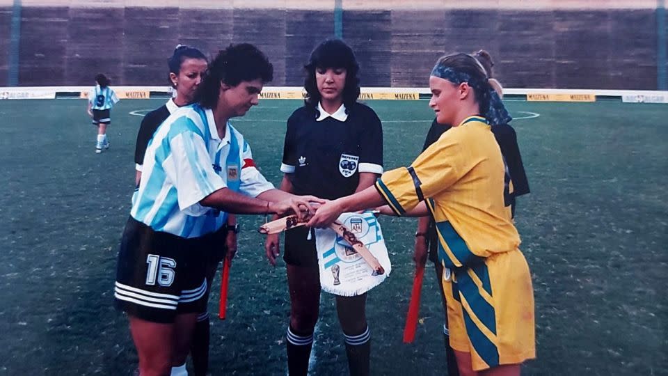 Claudia Vasconcelos officiating a match between Argentina and Australia in 1995. - Claudia Vasconcelos