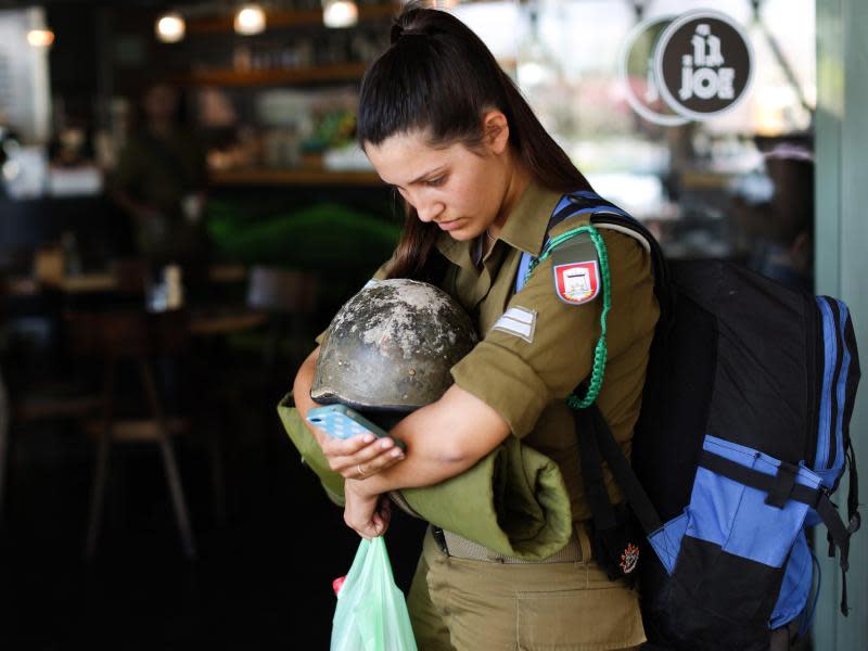 Eine israelische Soldatin informiert sich während eines Luftalarms. Foto: Atef Safadi
