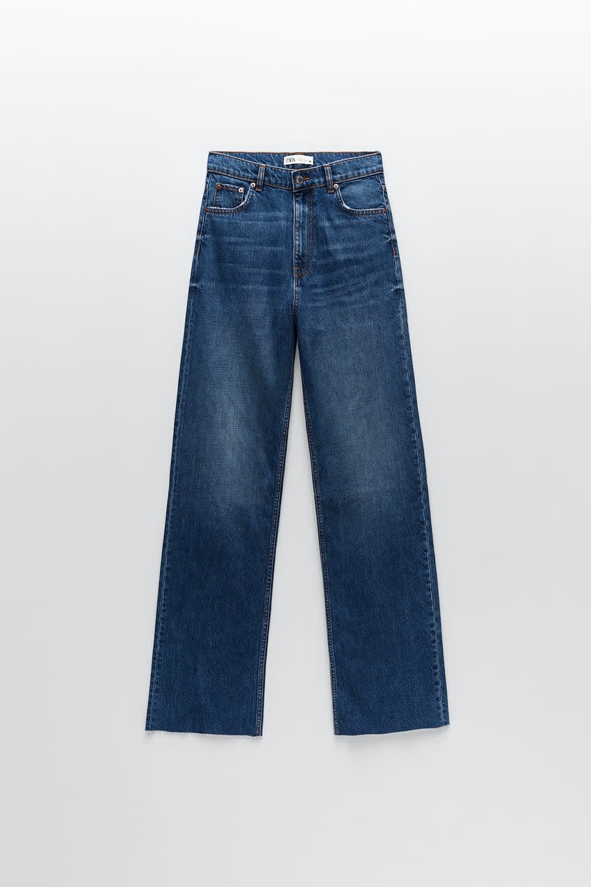 39,95€<br><br><a href="https://www.zara.com/fr/fr/jean-zw-premium--90s-full-length-dover-blue-p07513242.html" rel="nofollow noopener" target="_blank" data-ylk="slk:Acheter;elm:context_link;itc:0;sec:content-canvas" class="link ">Acheter</a>