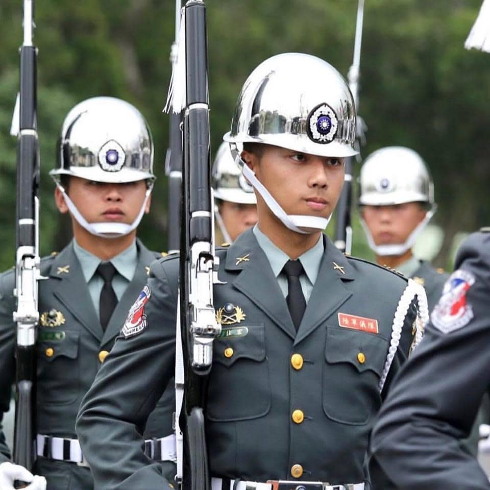 韋佳宏當兵時擔任陸軍儀隊相當帥氣。（翻攝網路）