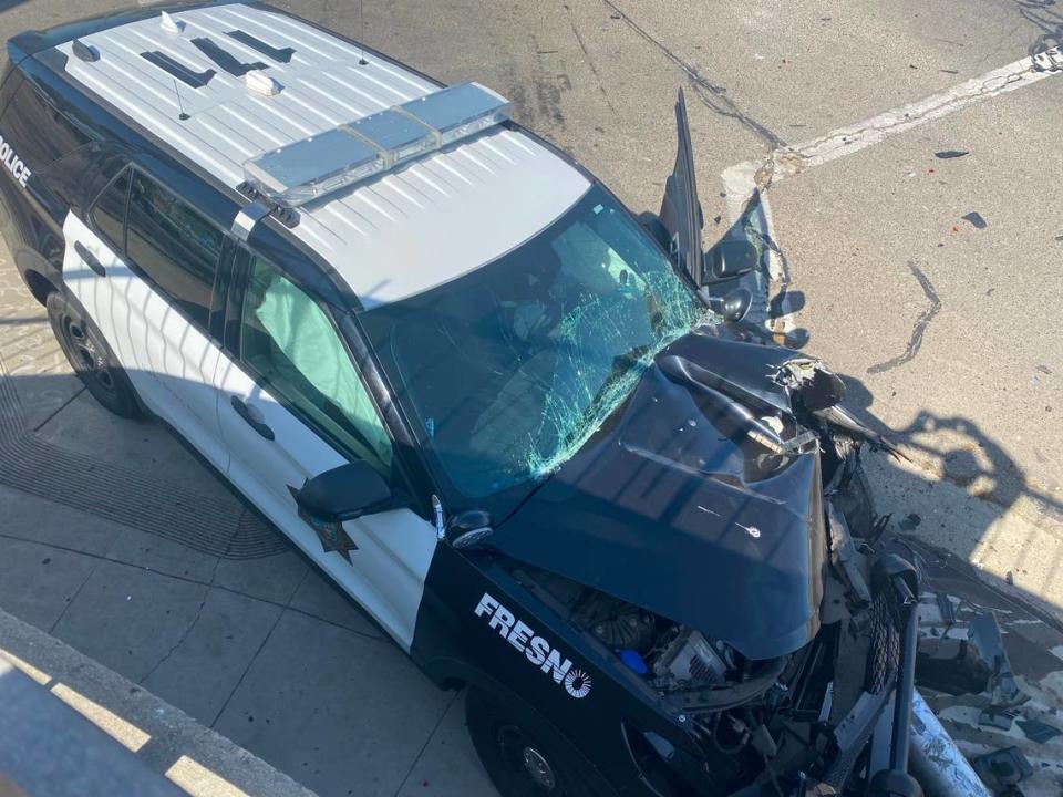 Un policía de Fresno se vio implicado en un accidente mientras respondía a una llamada el viernes 14 de abril de 2023.